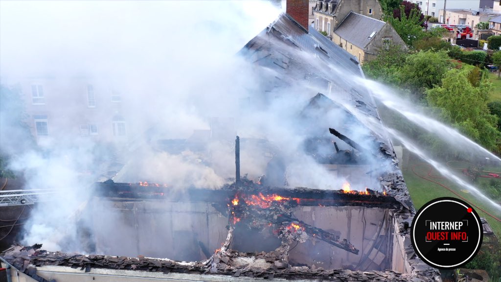 AntoineSnts's tweet photo. 🔴 La foudre a déclenché un incendie sur la maison familiale de #Troarn dans le #Calvados en #Normandie 

Images drone : Internep / Correspondants @TF1Info en Normandie 

#Météo #Orage #AlerteOrange https://t.co/w8obpieg5Y