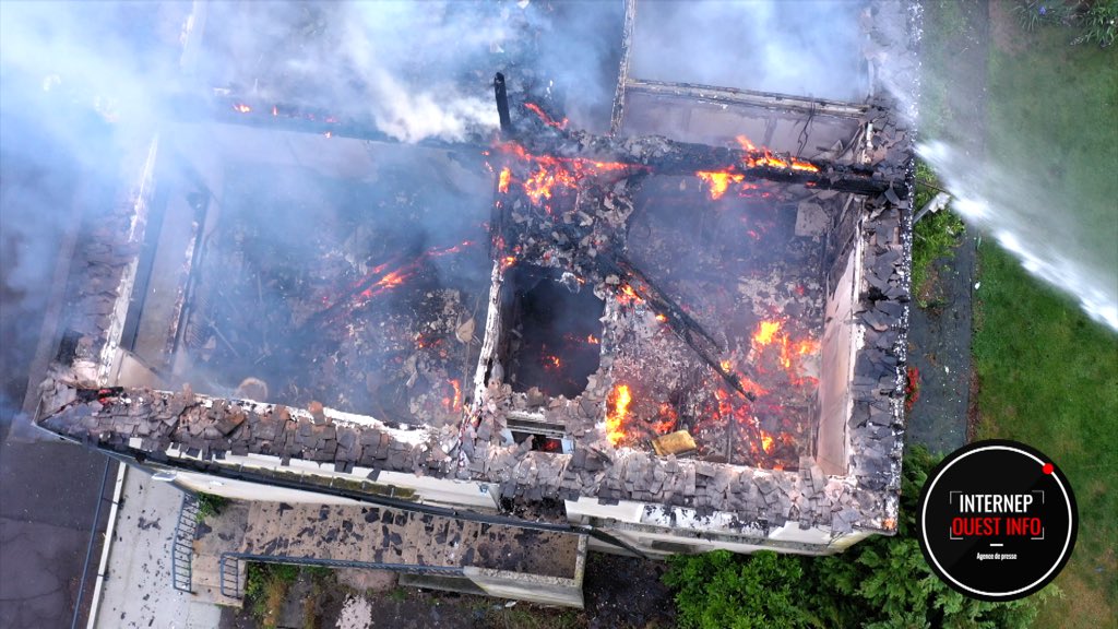 AntoineSnts's tweet photo. 🔴 La foudre a déclenché un incendie sur la maison familiale de #Troarn dans le #Calvados en #Normandie 

Images drone : Internep / Correspondants @TF1Info en Normandie 

#Météo #Orage #AlerteOrange https://t.co/w8obpieg5Y