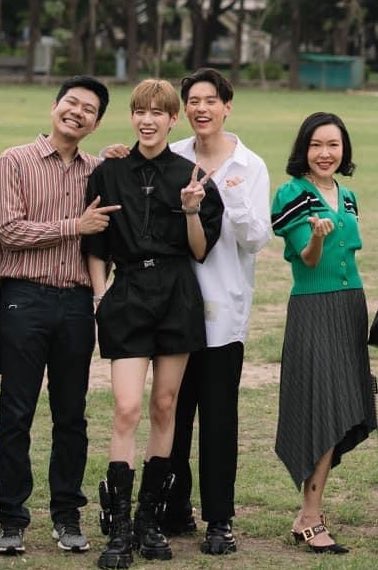 n4erngnin's tweet photo. bk clinging to pp and stood beside her aunt like that as if she’s some sort of stranger https://t.co/9fBdGYwJMp