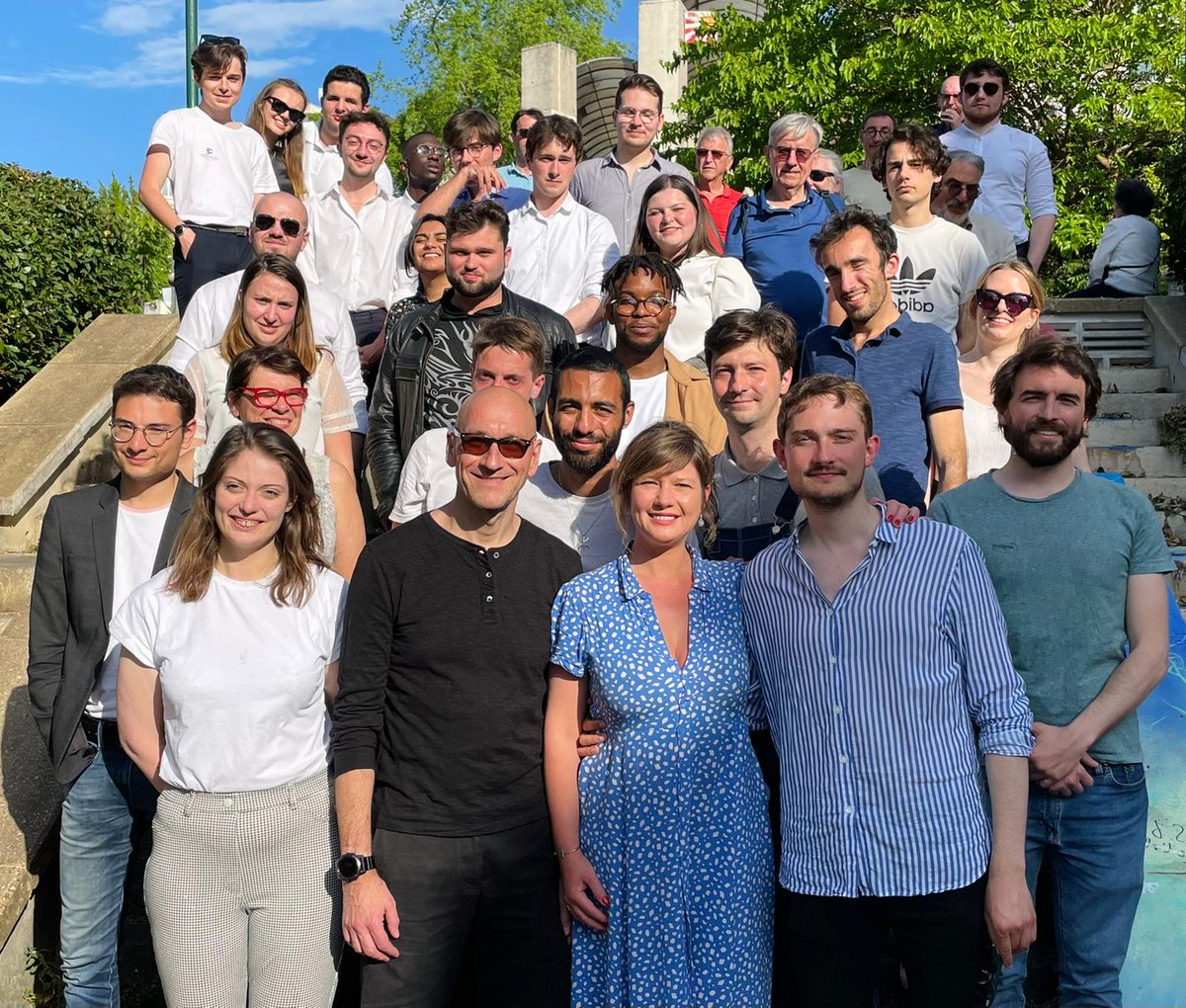Luc_Lebon's tweet photo. 🍻 Pot de fin de campagne au parc de Belleville sous un superbe soleil ☀️.

Un peu de nostalgie pour le clap de fin, un grand merci à tous et toutes pour votre implication et ces beaux moments partagés et la certitude de se retrouver très vite pour de nouveaux combats ✊🌹. https://t.co/G30oIucGdh
