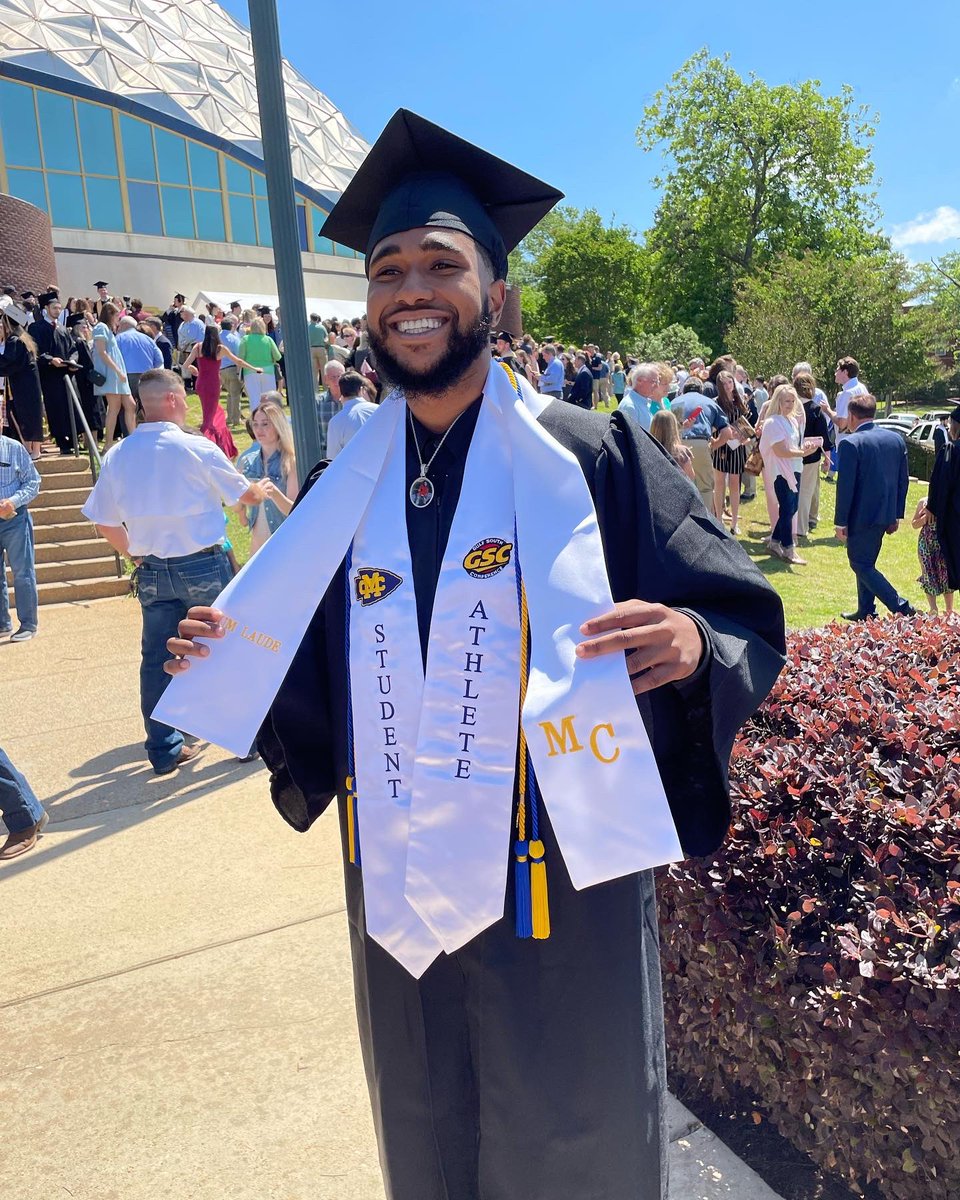 Traylonlewis's tweet photo. Put a cap on that  🎓 https://t.co/GnUx5mrAWe