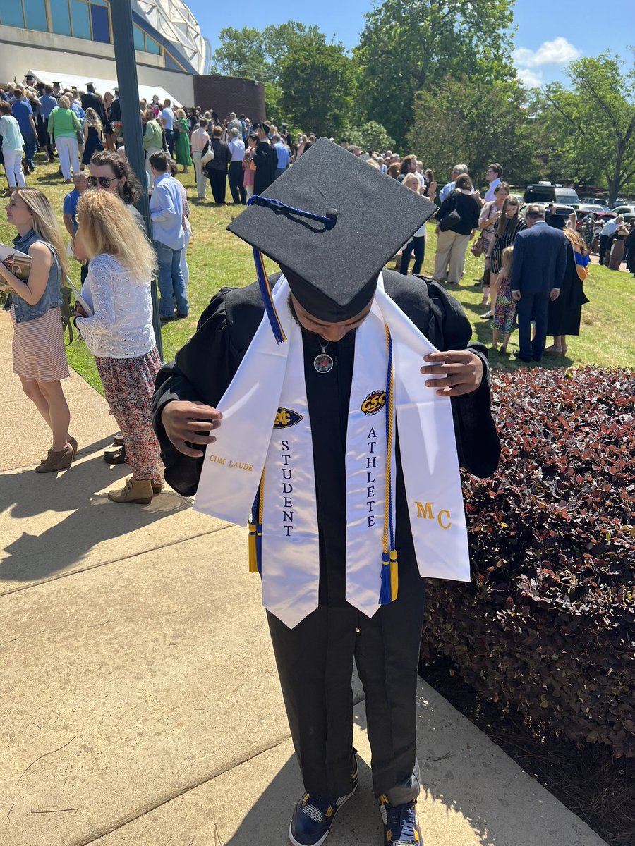 Traylonlewis's tweet photo. Put a cap on that  🎓 https://t.co/GnUx5mrAWe