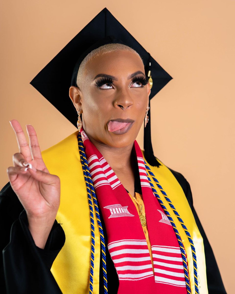 _jaibre's tweet photo. The Grand Finale…

I’m officially HOODED! When you address me don’t forget that MSW at the end 😏💛💙

Thank you God🤍 https://t.co/y8TH4cIPAc