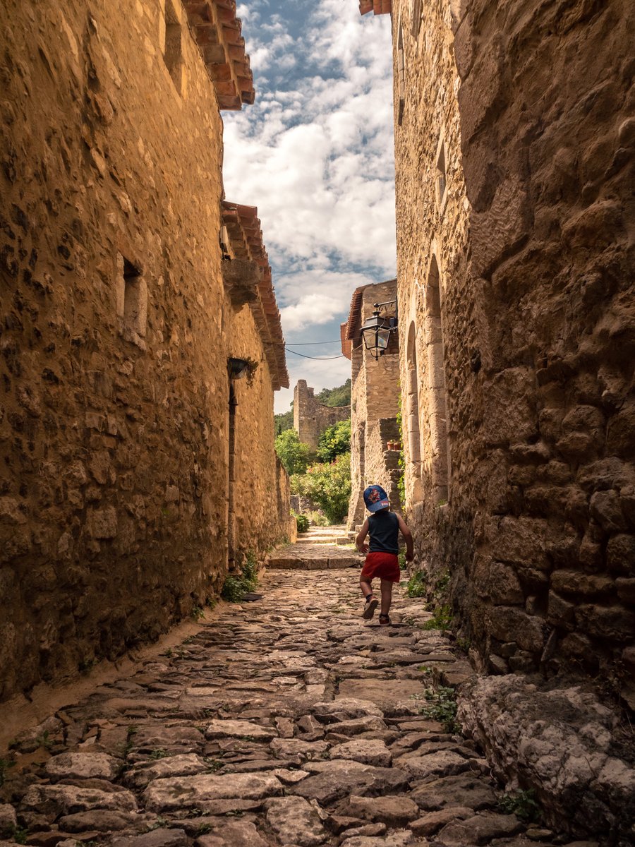 Caillou_Hiboux's tweet photo. 🏰🏃 SAINT-MONTAN 🏃🏰

Le village de Saint-Montan nous a bluffés en ce beau dimanche ! ☀️

Son labyrinthe de ruelles est un véritable terrain de jeu pour les enfants du coin et de passage... 

Merci à notre application préférée @prairy_app  pour la chouette idée de balade ! https://t.co/Ix9AJl0G9M