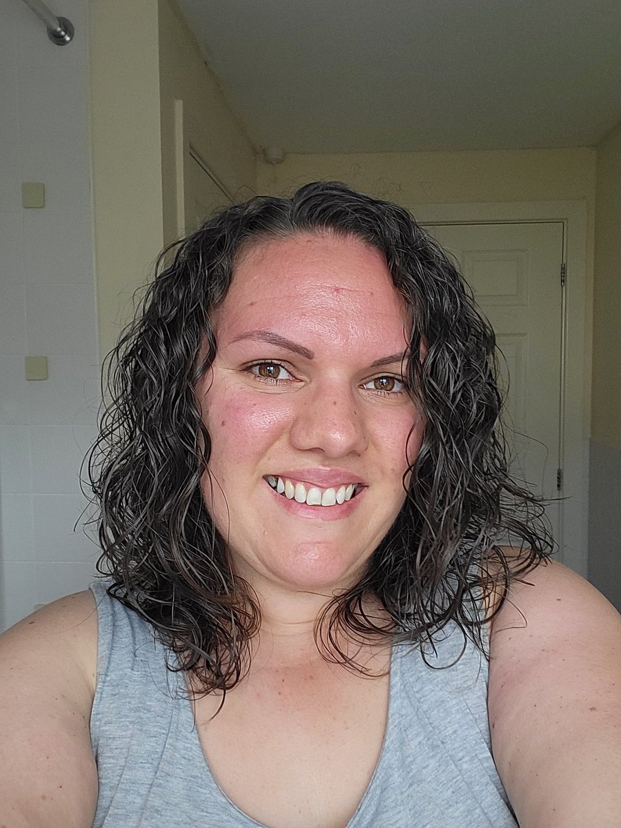 Victoria_Jean85's tweet photo. Umm, hello curls! 😍

How has it taken all these years to figure out i have curly hair?

With a little guidance from my new youtube hair guru @manesbymell and some new hair products from @onlycurlslondon my first curly hair wash day was a success!!! 🥳 https://t.co/EVqCZbWFCn