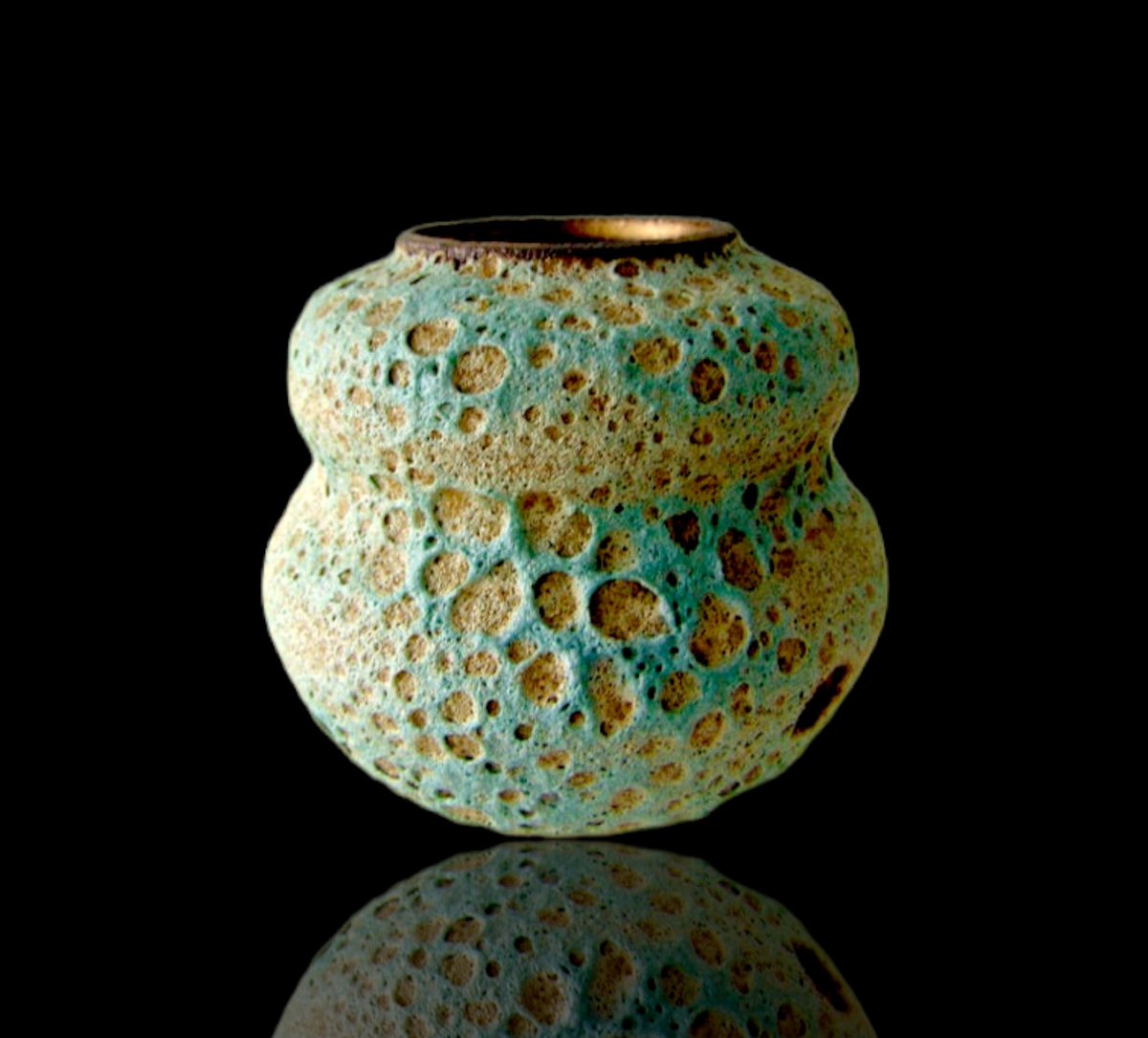 RakuShaunHall's tweet image. Visit shaunpots - rather nice little crater glaze pot on Etsy