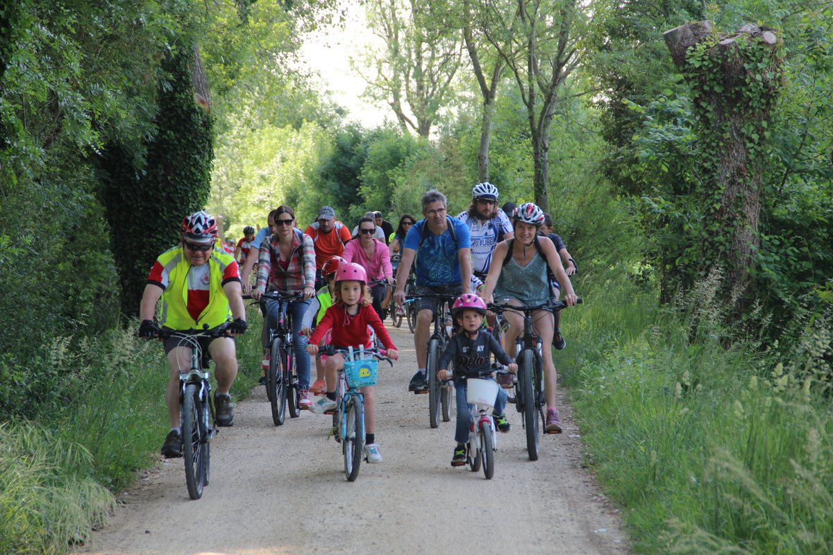 ExpositoEmmanu1's tweet photo. Merci à l'association des #Cyclos d'#Epannes et à son Pdt Guy GUIBERT pour cette manifestation mais aussi à mon équipe municipale. Une réussite qui a réuni 50 #cyclistes de tout âge. 8 km avec recherches d'énigmes sur notre #patrimoine. #MaraisPoitevin #DeuxSevres https://t.co/gQ0q6yq2of