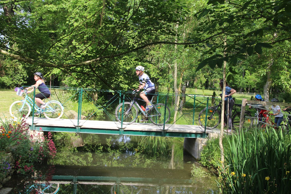 ExpositoEmmanu1's tweet photo. Merci à l'association des #Cyclos d'#Epannes et à son Pdt Guy GUIBERT pour cette manifestation mais aussi à mon équipe municipale. Une réussite qui a réuni 50 #cyclistes de tout âge. 8 km avec recherches d'énigmes sur notre #patrimoine. #MaraisPoitevin #DeuxSevres https://t.co/gQ0q6yq2of