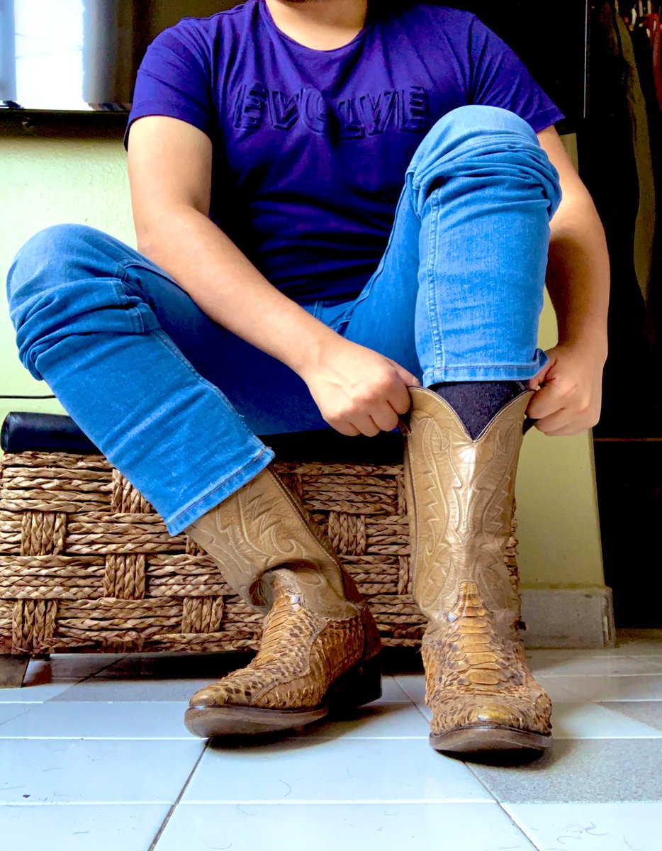 cdmxvaquero's tweet photo. Rico andar botudo.

#cowboyboots #boots #cowboys #cowboygay #cowboygays #cowboyguys #botasvaqueras #botas #vaquero #vaquerogay #vaquerosgay #bootfestish #botasrancho #leatherman #morbo #male https://t.co/T8IDp0HNDm