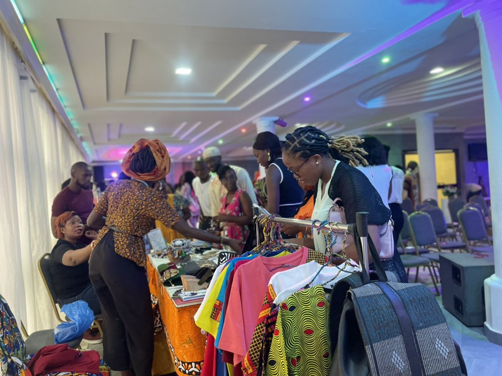 ActuEvent2Fifi's tweet photo. Visite des stands
#PA_Events https://t.co/F2FGBCW1Ih