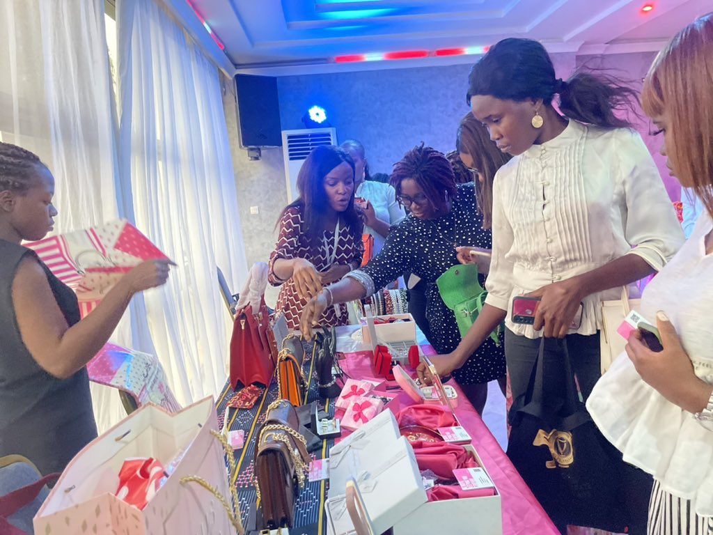 ActuEvent2Fifi's tweet photo. Visite des stands
#PA_Events https://t.co/F2FGBCW1Ih