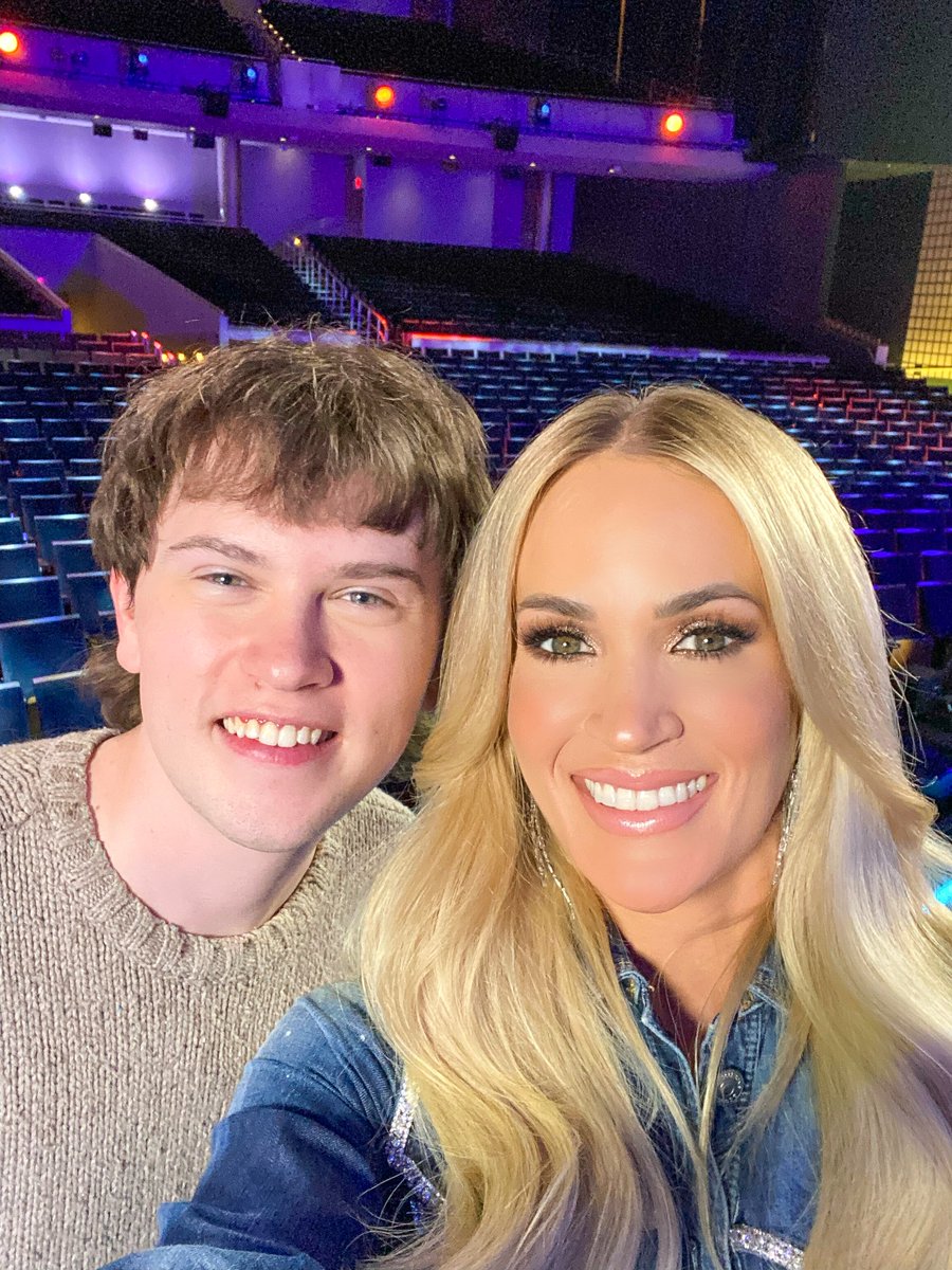 AmericanIdol's tweet photo. 𝙍𝙀𝙏𝙒𝙀𝙀𝙏 if you ❤️ed @FritzHagerMusic's @carrieunderwood performance!

#AmericanIdol https://t.co/6Vzm1XX7VB