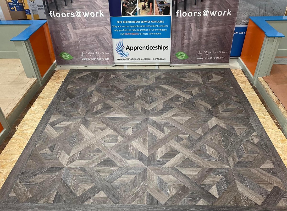 Over the weekend we carried out The Flooring Academy’s very first guillotine custom design course in association with <a href="/ProjectFloorsUK/">Project Floors UK</a>, Creating a unique but sellable bespoke/custom design floor for the end user.  
#lvt #handmade #bespoke #flooring  #incredible