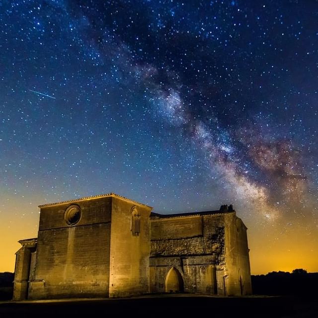 Huesca_LaMagia's tweet photo. ¿Un paseo en el tiempo? Os proponemos un viaje mágico ✨✨ hasta la Iglesia de San Miguel de Foces ⛪  en #Ibieca, un templo con la Sierra de Guara como telón de fondo ⛰
Preciosa fotografía nocturna 🌌 de https://t.co/H444xG2exs https://t.co/26x5Q4LDce