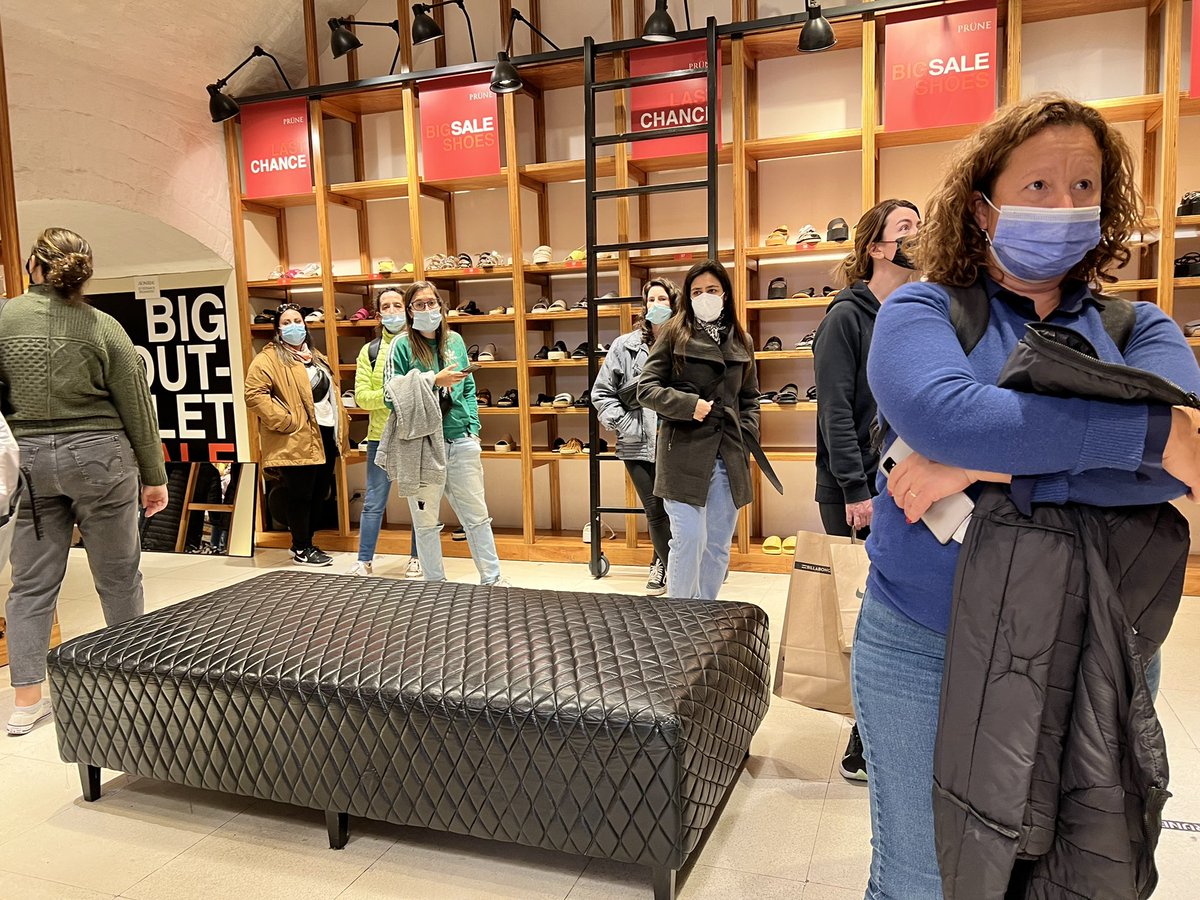MarquezYane's tweet photo. @pruneargentina el local de Distrito Arcos No concurrir!!! Una fila para abonar las compras de más de 20 personas y solo 1 caja habilitada para el pago. A pesar de solicitar se aperturen mas cajas, siguieron atendiendo solo con una. 20’ para pagar. Horribles! @DistritoArcos https://t.co/t8Uv2wlHKU