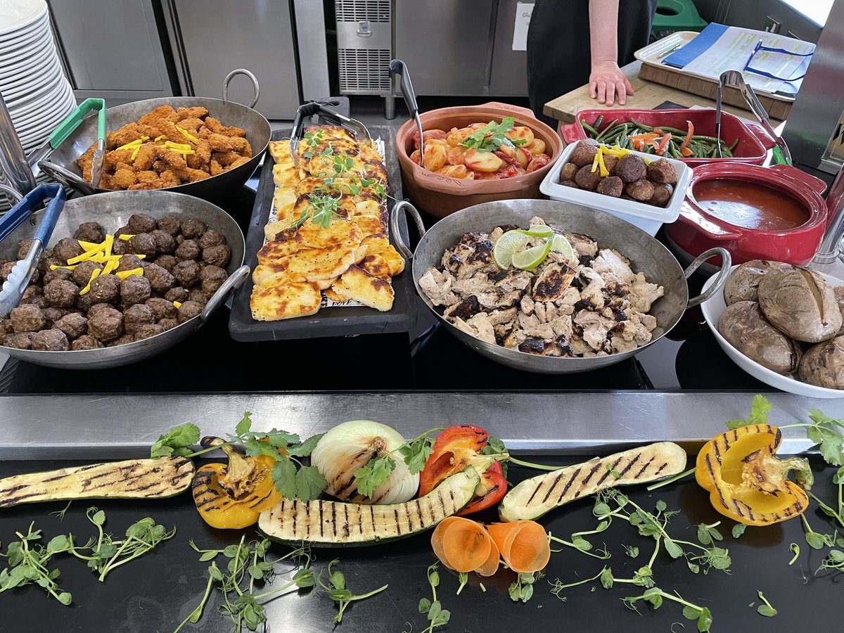mychefsdays's tweet photo. 🧆🧄It was international hummus day on Friday. We offered a selection of 3 flavoured hummus, 5 proteins to choose from, 4 toppers, flavoured oils &amp; chilli sauce, 2 salads &amp; dessert to finish. @Thomas_Franks_ @SteveBeaumont60 @QASCaversham https://t.co/3M1HRbq0kd