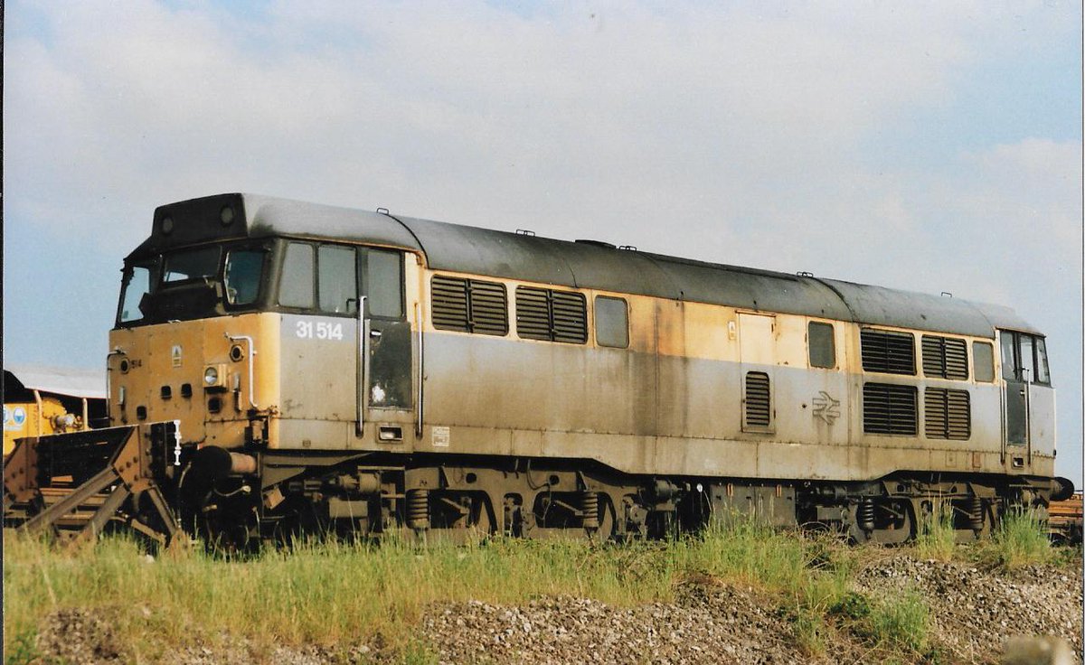 SalopianLyne's tweet photo. Tyne Yard 1st June 1999
Withdrawn 4 months earlier, British Rail Class 31 diesel loco 31514 stands on the buffers, Dutch Engineers livery &amp; cast Double Arrows logo removed. Happily preserved by A1A Locomotives.
#BritishRail #Class31 #Tyneside #Dutch #trainspotting #diesels 🤓 https://t.co/f0Lm074roN