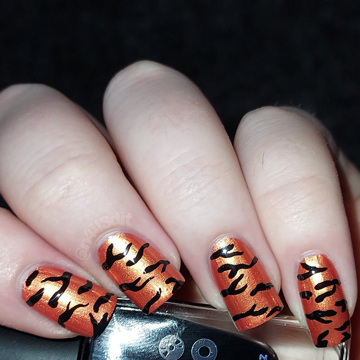 n4il3dit's tweet image. Holo #amethystkittens here is an attempt at tiger print 🐯💜

Thank you @gallivantingnails for the Zoo Animal idea 💜

#freehandnailart #animalprintnails #holotaco #maniology @hellomaniology @holotaco @nailogical