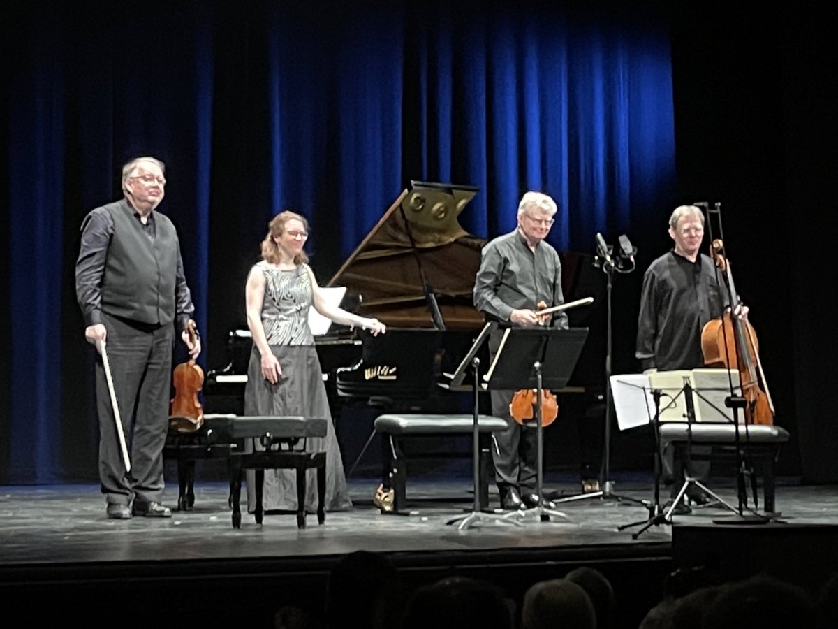 marc_aloy's tweet photo. Ple al Teatre Conservatori de #Manres per viure un extraordinari concert dels Quartets de Brahms, amb els grandíssims músics Erich Höbarth (violí), Hariolf Schlichting (viola), Christoph Richter i l’amiga i pianista Laia Masramon. Quina preciositat. Enhorabona, Laia! https://t.co/a4Z4Qatttr