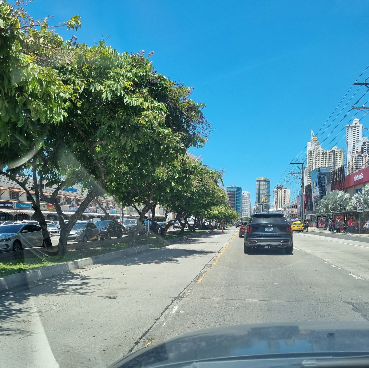 GJCM's tweet photo. @ATTTPanama @TReporta @TraficoCPanama sería genial si quitan el cono frente al Dorado para aprovechar el nuevo canal. Ampliaron pero igual sin uso https://t.co/ePqVsBb26l