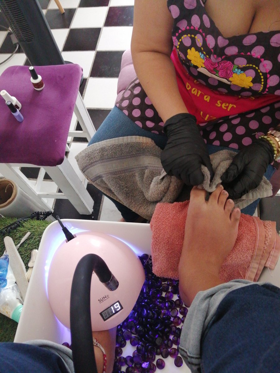DaphneCityPop85's tweet photo. Después de consentirme haciéndome un pedi así lucen mis bellos pies que me cargan y me llevan a todos lados.
#nerdqueen #pedicure #gelish #feetbeauty https://t.co/tXw7MspmI9