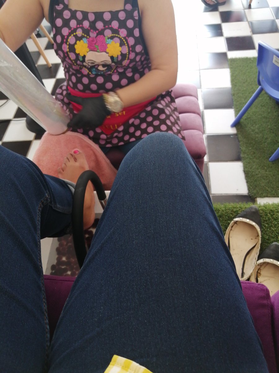 DaphneCityPop85's tweet photo. Después de consentirme haciéndome un pedi así lucen mis bellos pies que me cargan y me llevan a todos lados.
#nerdqueen #pedicure #gelish #feetbeauty https://t.co/tXw7MspmI9
