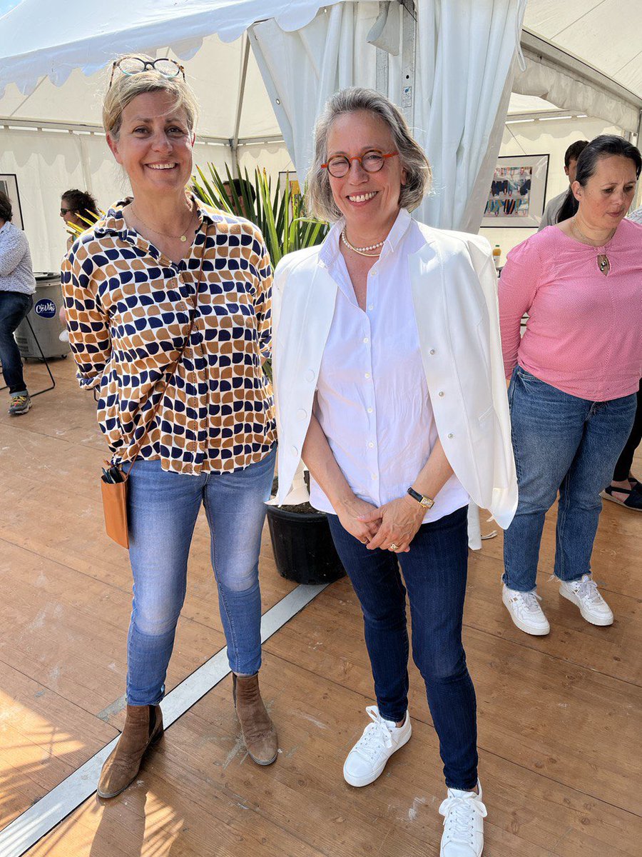 SabineThillaye's tweet photo. A #Pernay ensuite, pour le Grand Prix National de Saut d'obstacles 🐎

À cette occasion, le Haras du Bel Air, club organisateur, a reçu le label Pôle d'excellence de compétitions équestre !
L’entrepreneuriat au féminin, toutes mes félicitations à Marie Laure Deuquet et ses fils. https://t.co/E7yWEsBmnz