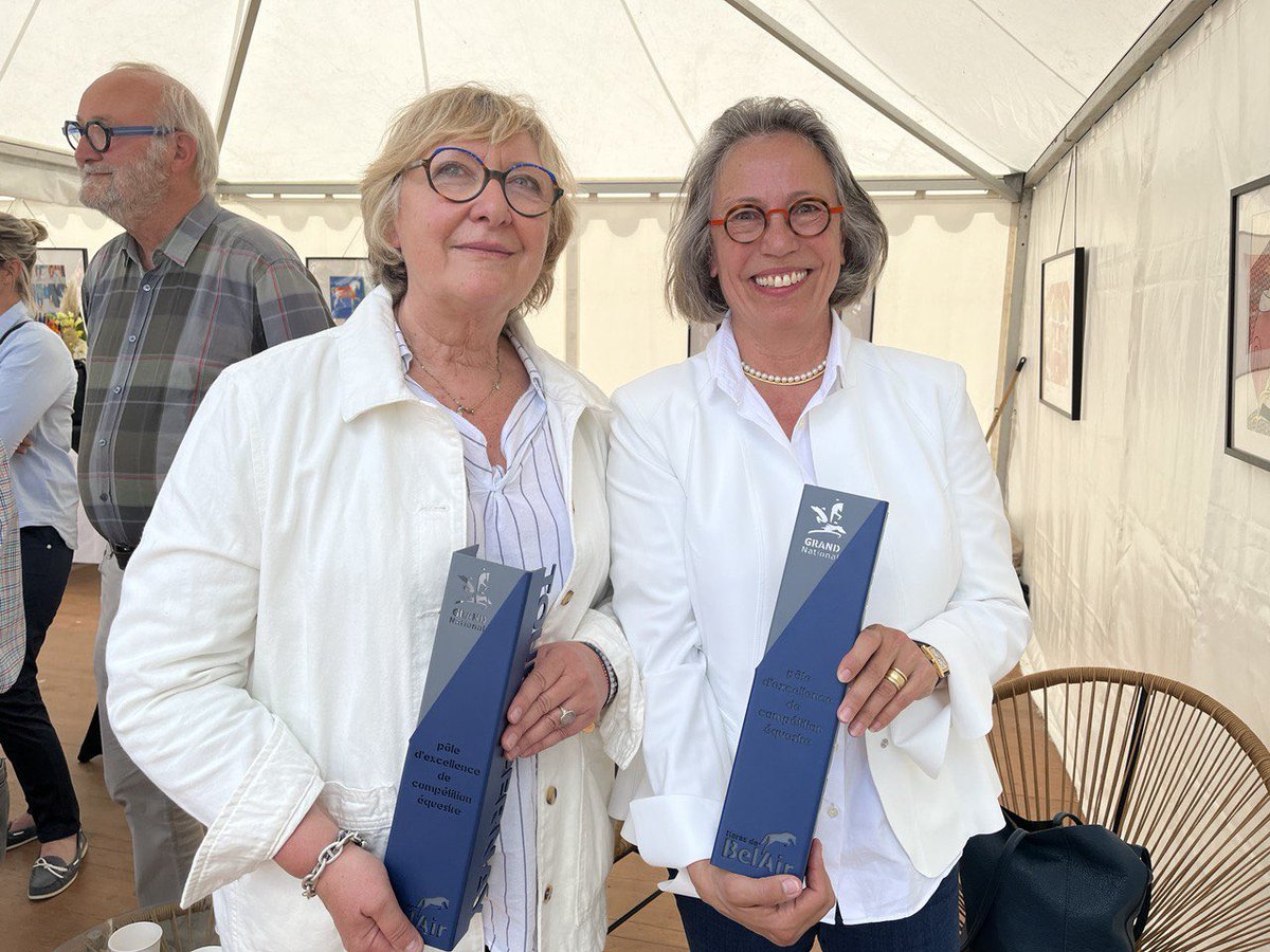 SabineThillaye's tweet photo. A #Pernay ensuite, pour le Grand Prix National de Saut d'obstacles 🐎

À cette occasion, le Haras du Bel Air, club organisateur, a reçu le label Pôle d'excellence de compétitions équestre !
L’entrepreneuriat au féminin, toutes mes félicitations à Marie Laure Deuquet et ses fils. https://t.co/E7yWEsBmnz