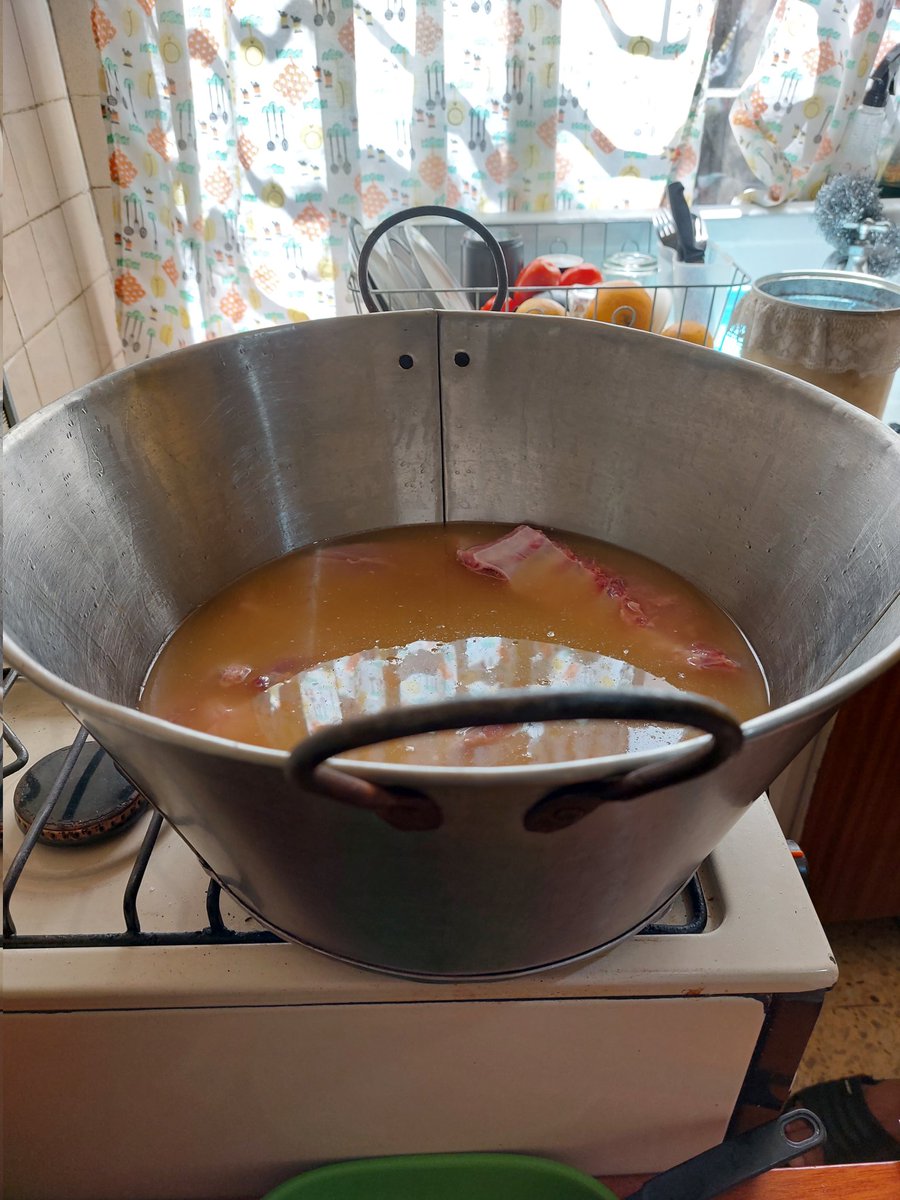 GeraArmenui's tweet photo. Carnitas y quesadilas de sesos en proceso, tradición familiar transmitida se mi padre a mi sobrino. https://t.co/lvhYIeRpdZ