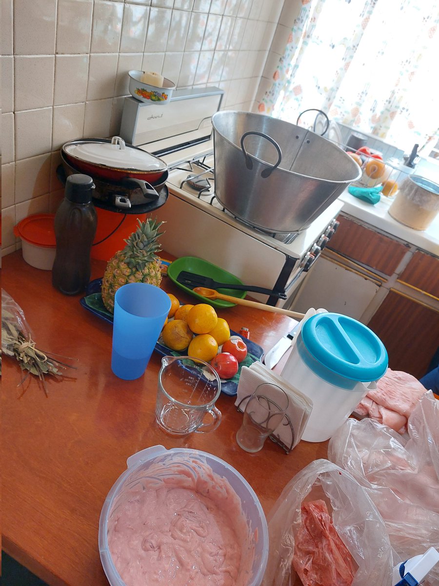 GeraArmenui's tweet photo. Carnitas y quesadilas de sesos en proceso, tradición familiar transmitida se mi padre a mi sobrino. https://t.co/lvhYIeRpdZ