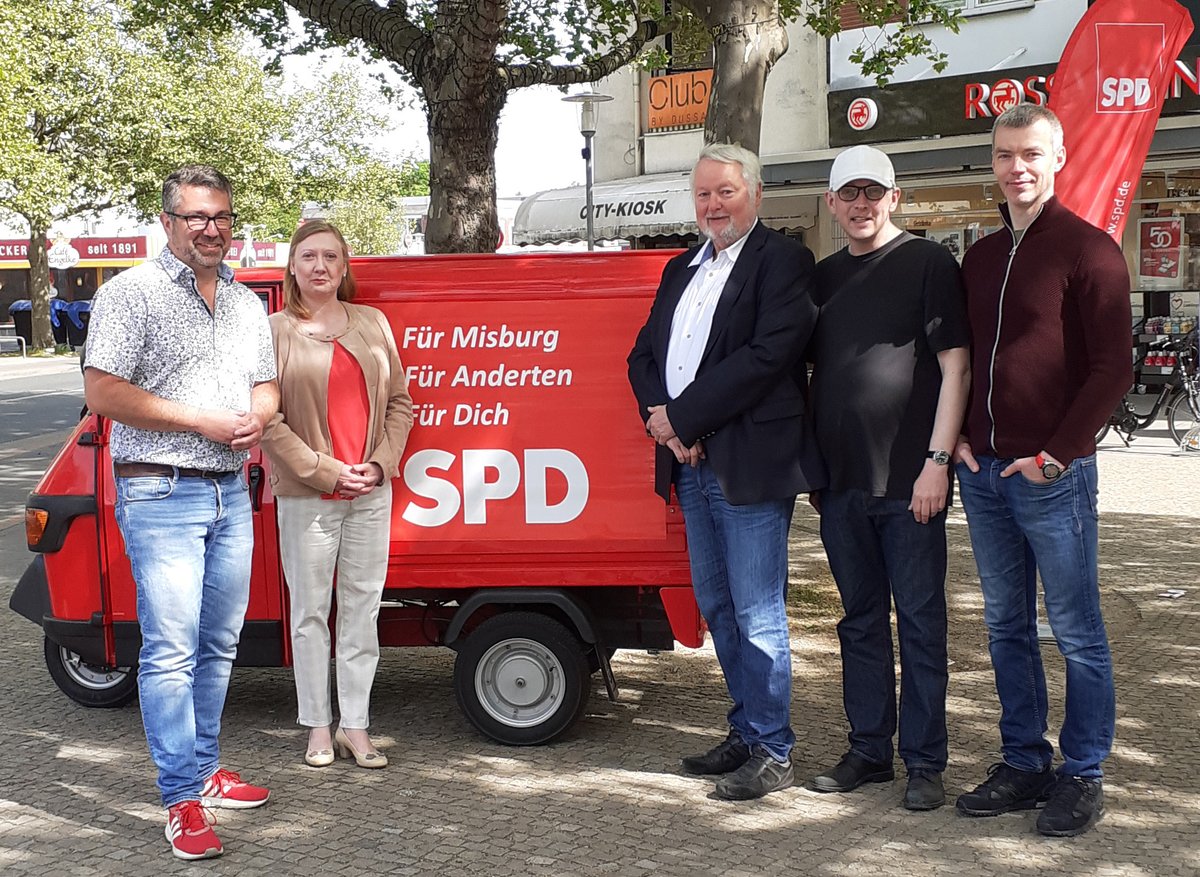 Gestern fand an Meyers Garten wieder der monatliche Stand der SPD Misburg-Anderten statt, den es auch außerhalb von Wahlkampfzeiten gibt. Zu sehen sind Michael Homann, Karolina Siering, Klaus Tegeder, Robert Schmitz und Sergii Kravets.