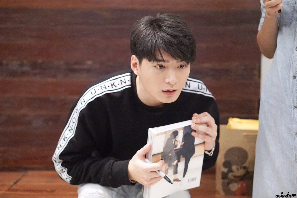 あ、私もオソロの本持ってるよ〜💕
#KristPerawat
#Kissing
