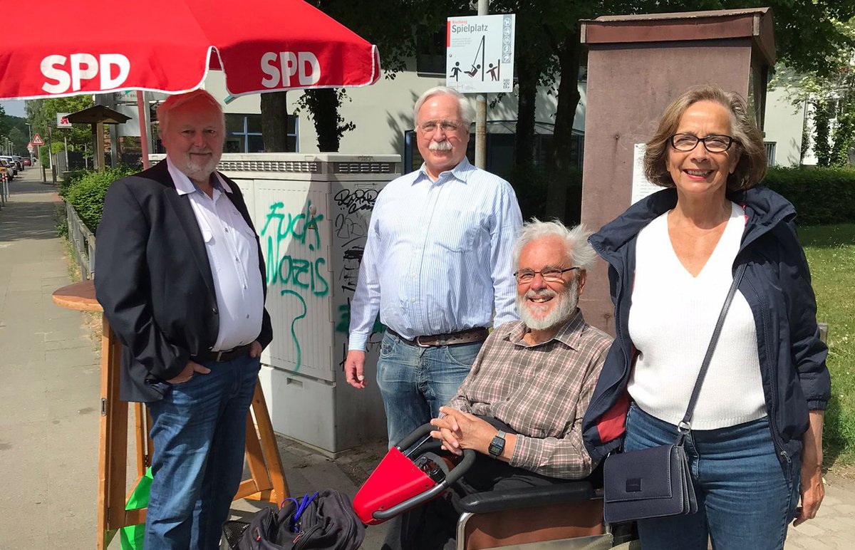 Ebenfalls gestern fand parallel zu demjenigen in Misburg ein SPD-Stand in Anderten am Bücherschrank statt. Klaus Tegeder war von Meyers Garten herüber gekommen, Reinhart Ederhof, Klaus Dickneite und Ulrike Strauch waren mit von der Partie.