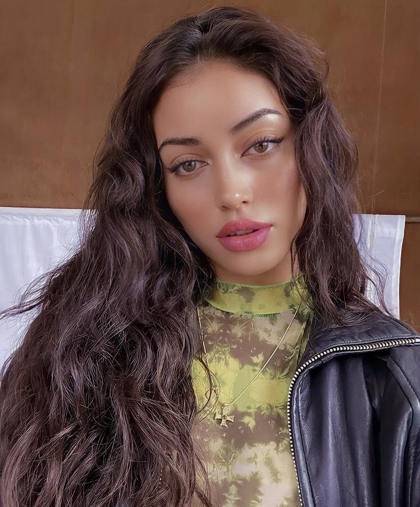 Ella no quiere una flor, solo quiere que no la marchiten.

🥀