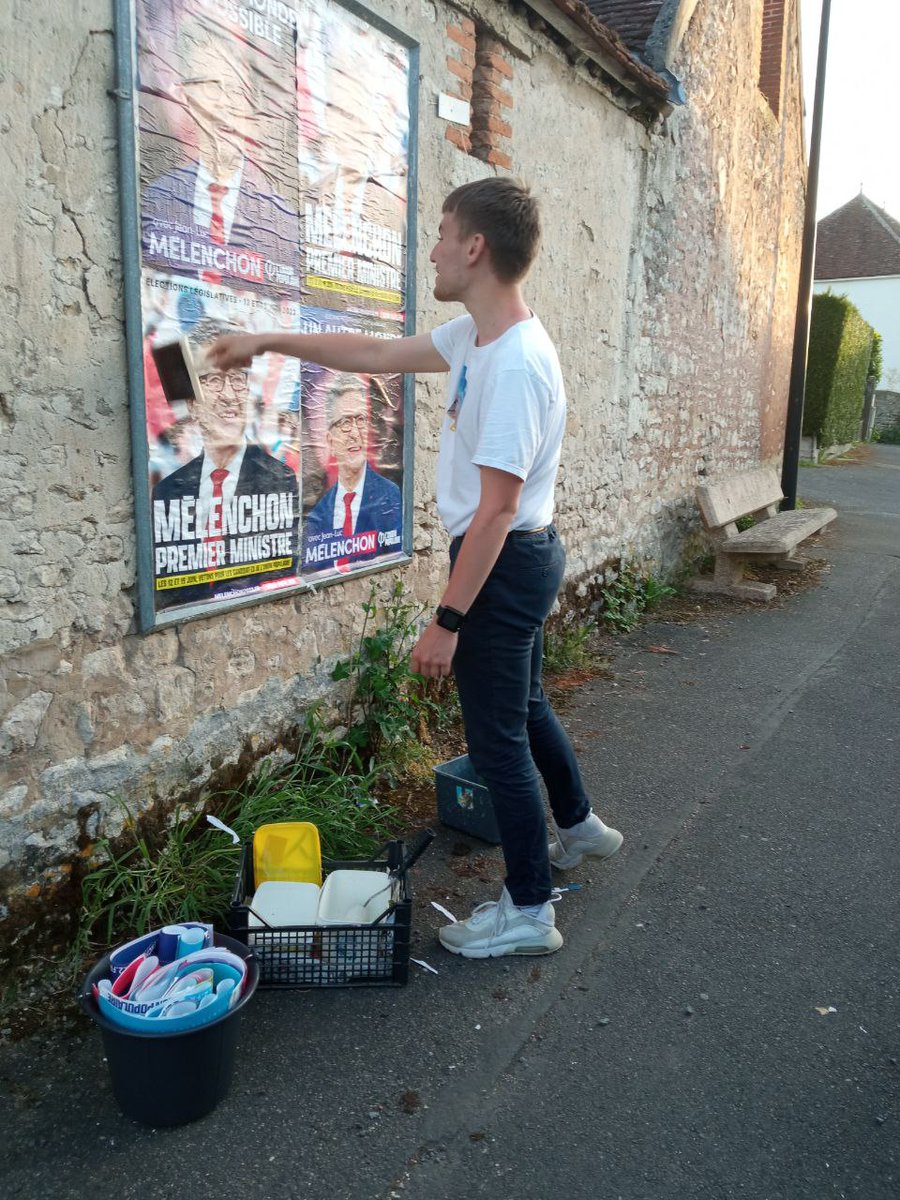 frontpop7704's tweet photo. Ce dimanche, c'est collage dans tout l'est de la #Circo7704 ! #Chenoise, #Courchamp, #SaintHillier, #VilliersSaintGeorges...
Partout, nous devons rappelé que c'est le PM qui dirige la nation et que l'on peut bloquer la politique de Macron avec #Melenchon1erministre ! 💪🏼 #NUPES https://t.co/SOUYomvcRz