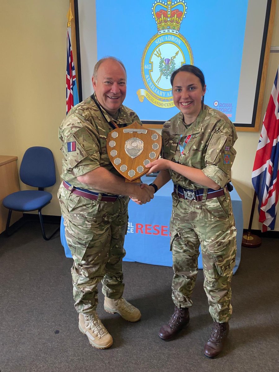 Feeling very privileged to have been presented the Shannon Shield by Group Captain Priestley, Commander Medical (RAF) at this months training weekend! @mikep200166 @612Sqn @RoyalAirForce