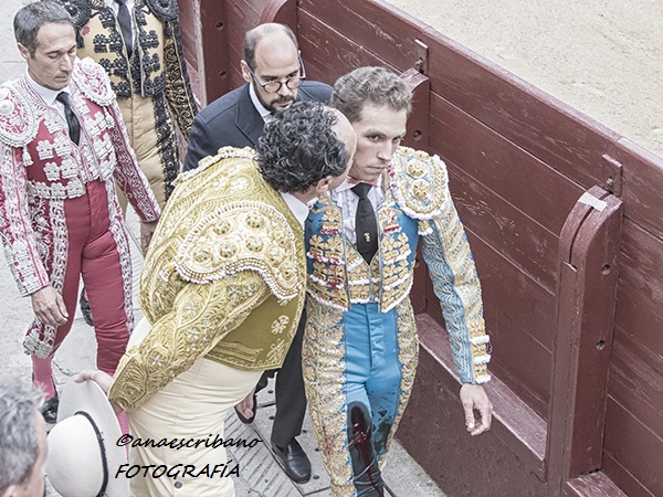 Las Ventas 15 de mayo de 2022.Guillermo Marín besa a su hijo antes de que entre en la enfermería.