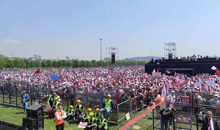 EYTTakipeTakip's tweet photo. Öyle parti bütçeleri , belediye otobüsleri ile dolmadı bu meydan herkes kendi rizkindan keserek geldi ,ister etmeyin Eyt bugün en büyük sivil toplum hareketi ,. @vedatbilgn @RTErdogan @akbasogluemin @Akparti  @MhpTbmmGrubu #EytHakkıİcinMaltepede https://t.co/8cMTiZnGXK