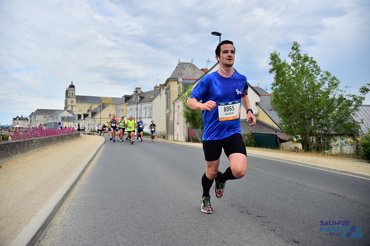 ValentinMaisons's tweet photo. Très beau Semi - @MarathonLoire à @MairiedeSaumur, 21km bouclés en 1h34 au delà de l'objectif fixé (#RetourDeBlessure😖), mais l'expérience reste belle 🌞🏃
Couleurs @CJNephro 👕 #CJRun
92e/1500🤪 https://t.co/DWSwFLRtOf