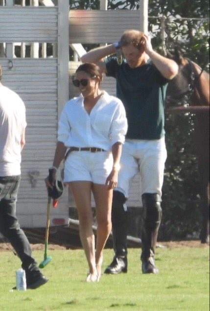 MauvCoui's tweet photo. I love #BigHandLittleM 🥰🥰😍😍
They are adorable
Prince Harry #BigH.
Princess Meghan #LittleM. https://t.co/8G5gtcaXYH