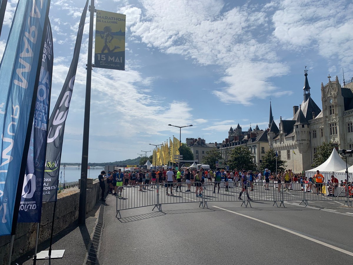 ValentinMaisons's tweet photo. Très beau Semi - @MarathonLoire à @MairiedeSaumur, 21km bouclés en 1h34 au delà de l'objectif fixé (#RetourDeBlessure😖), mais l'expérience reste belle 🌞🏃
Couleurs @CJNephro 👕 #CJRun
92e/1500🤪 https://t.co/DWSwFLRtOf