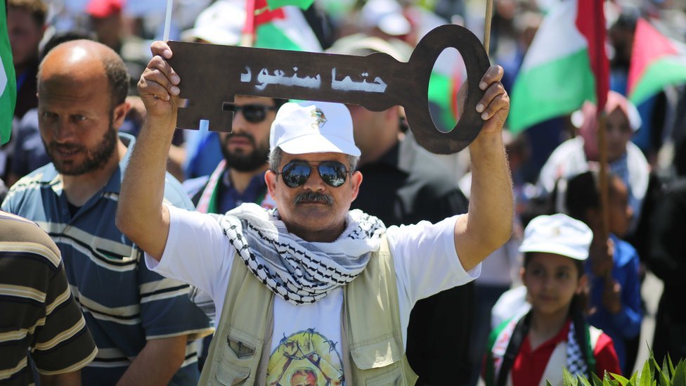 MaisulimanA's tweet photo. النكبةُ جرحٌ حملته الأجيالُ ودوّنته في دفاتر الذاكرة، وما انفك دموعاً في عيون الآباء والأجداد،ولا بدّ أن يندمل،وسنعود يوماً بإذن الله نكفكف دمع الأرض ونسكبُ في ثغرها أناشيد النصر وأغنيات الفجر.
✍الشاعر حسام إبراهيم هرشة
#أجراس_العودة https://t.co/16n0JZx2JK