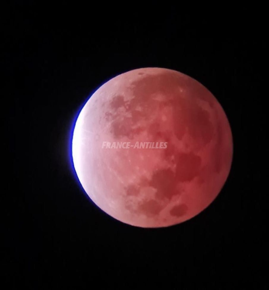 FAMartinique's tweet photo. N’oubliez pas de regarder la lune ce soir : une éclipse sera bien visible à l’œil nu des 22h28👇
https://t.co/H1KDj4e0Ng https://t.co/WMF2BC6ioy