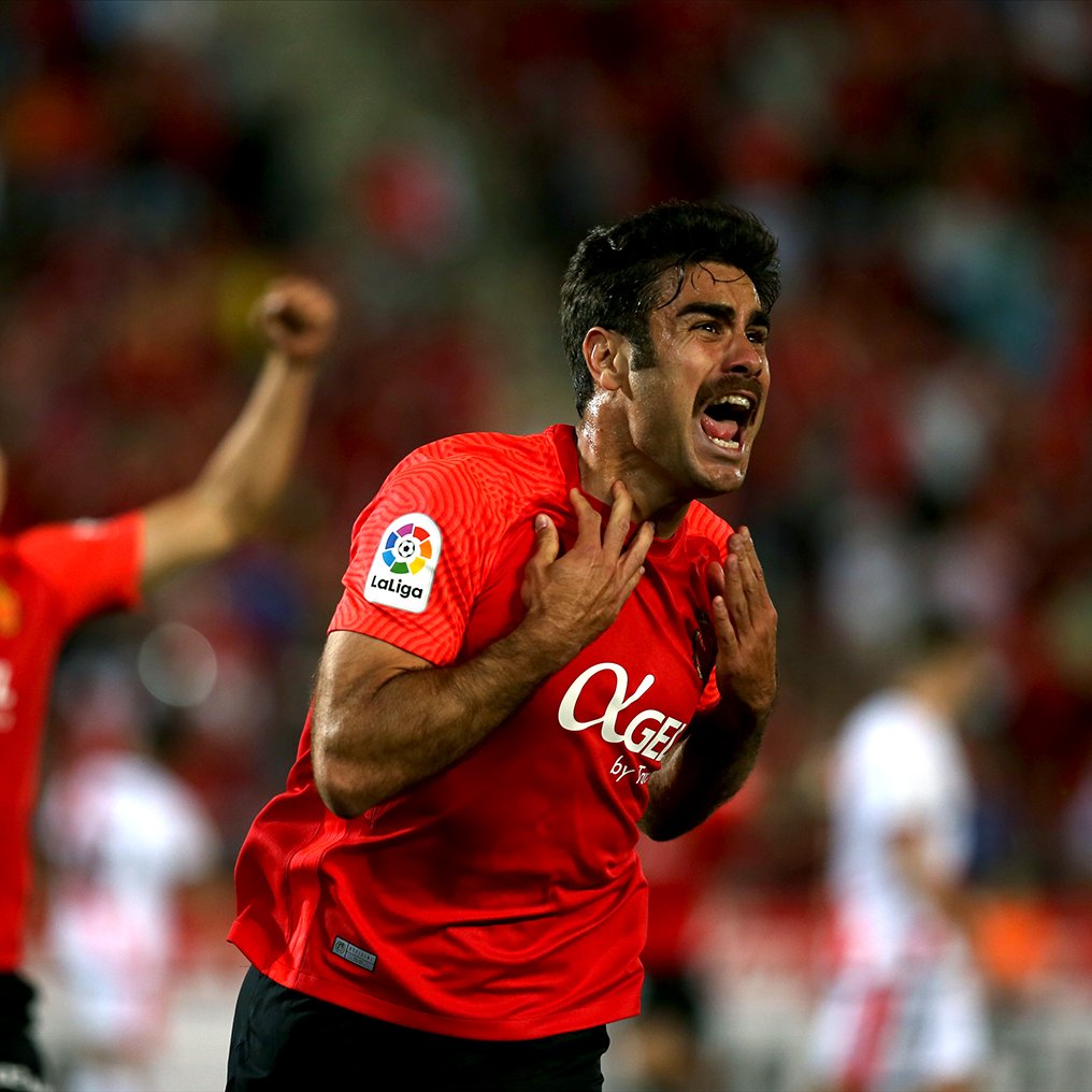 LaLiga's tweet photo. Una imagen vale más que mil palabras... 💫 

¡El @RCD_Mallorca 𝒔𝒊𝒈𝒖𝒆 𝒔𝒐𝒏̃𝒂𝒏𝒅𝒐! 💭❤️​

#LaLigaSantander
#DesenlaceLaLiga https://t.co/crwM0n8d80