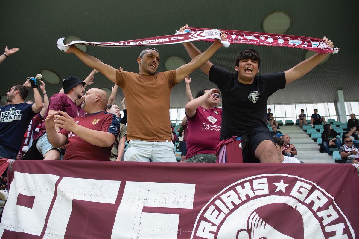 El fútbol para los aficionados
<a href="/siareirxspcf/">Siareirxs Granates</a> en Palencia para celebrar el ascenso del <a href="/PontevedraCFSAD/">Pontevedra CF 🦴</a>