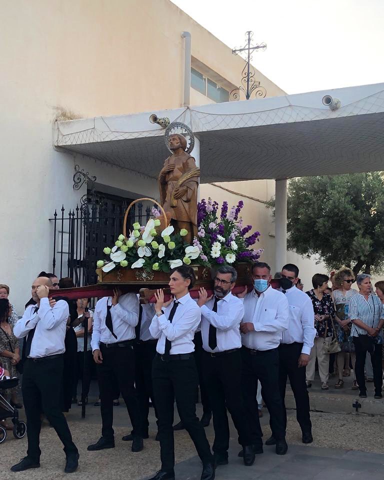 Nuestra concejal 𝐋𝐨𝐫𝐞𝐧𝐚 𝐒á𝐧𝐜𝐡𝐞𝐳  ha acompañado a los vecinos de 𝐒𝐚𝐧 𝐈𝐬𝐢𝐝𝐫𝐨 en los actos religiosos celebrados por el día de nuestro Patrón. 

¡𝐕𝐢𝐯𝐚 𝐒𝐚𝐧 𝐈𝐬𝐢𝐝𝐫𝐨 𝐋𝐚𝐛𝐫𝐚𝐝𝐨𝐫!