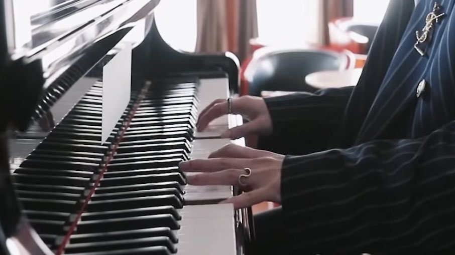 HONEYDETAILS's tweet photo. jooheon's hands playing the piano #주헌 https://t.co/GDo94nxXkf