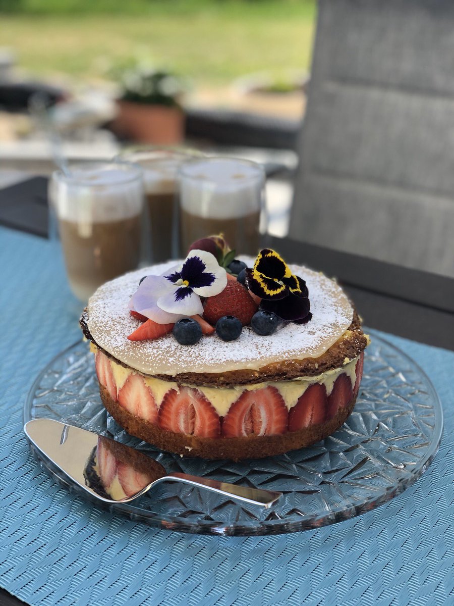 SoloTravelStory's tweet photo. Spend Sunday’s at my friends’ house. They made coffee, I provided my home-made Fraisier Cake. 😋#SundayTeaTime https://t.co/GnWHNmaQ78