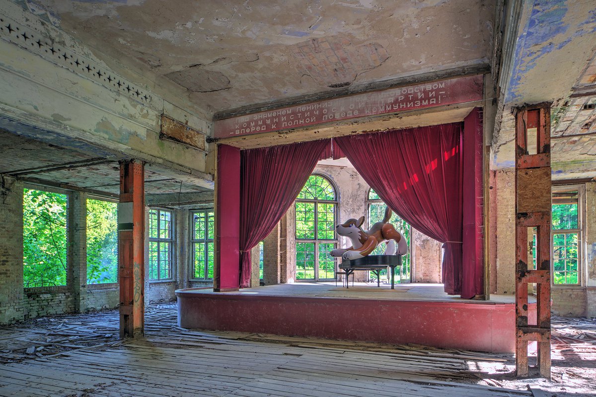 Kaninchenmilch's tweet photo. The @PuffyPawsToys Wolf on stage at the Heilstätte Grabowsee. Thanks to @kamsirius for keeping me company in this abandoned hospital and for that squeaky photo model! https://t.co/ms8WjCWUBJ