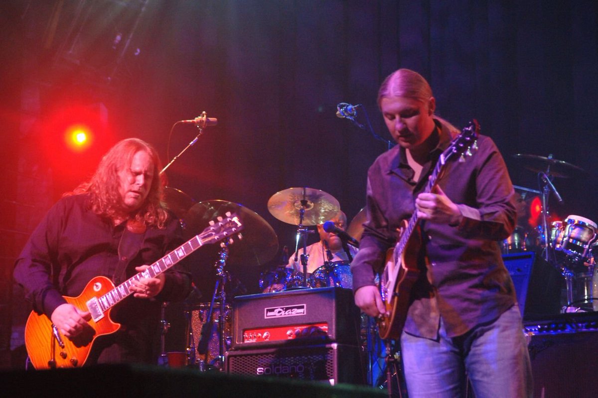 Who do you consider the best 1-2 punch in regards to guitarists in the same band?? A strong case can be made that #WarrenHaynes and #DerekTrucks of the Allman Brothers Band in the 2000s could give anybody a run for their money.

Let me have your picks!
